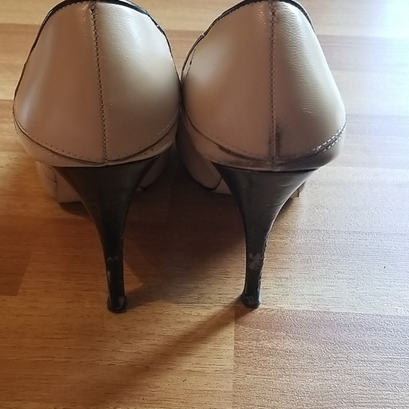 Bakers tan & black heels - Picture 4 of 9